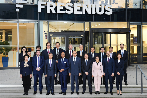 2023年11月2日-5日，国药集团董事长刘敬桢率团访问费森尤斯集团与费森尤斯卡比公司总部，会见费森尤斯集团董事会主席迈克尔·森、费森尤斯卡比公司全球总裁及首席执行官皮耶路易吉·安东内利，就进一步加强双方深度合作进行交流。中国医药商业协会会长石晟怡参加会谈。.jpg