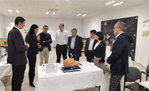 2023年11月10日，国药集团董事长刘敬桢应邀率团访问欧洲领先的高端医用耗材提供商洛曼劳仕医疗集团，与洛曼劳仕集团总裁、首席执行官沃尔夫冈·聚斯勒和首席运营官托马斯·美尼茨会谈交流.jpg