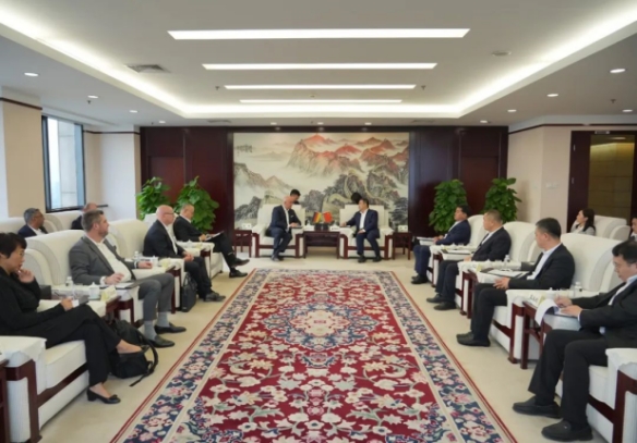 白忠泉董事长与费森尤斯卡比集团首席执行官皮耶路易吉·安东内利会谈